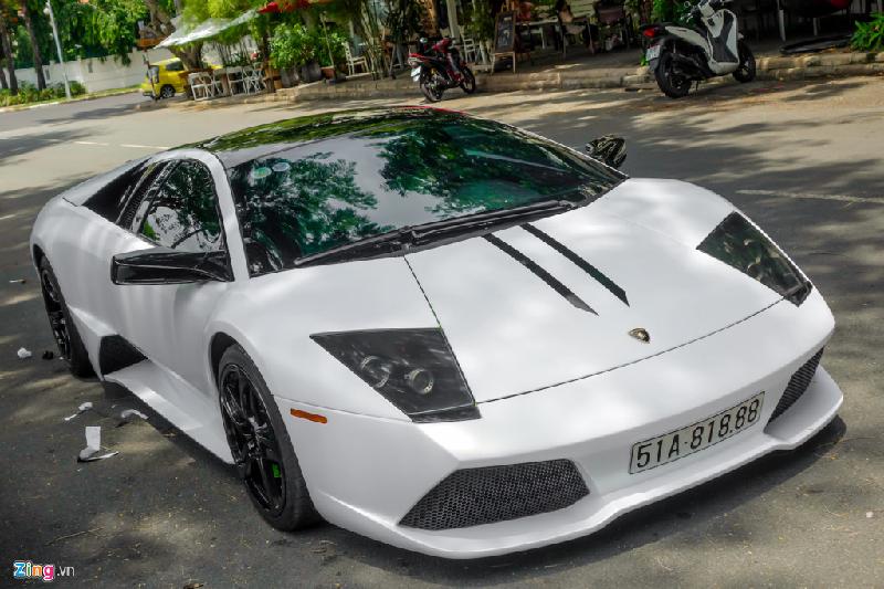 Đây là chiếc Lamborghini Mucielago LP640 màu xanh cốm duy nhất Việt Nam nhưng đã đổi thành màu trắng bằng cách dán decal. Sau khi được dán lại, xe mang phong cách của chiếc Gallardo Performante với hai sọc đen trên nắp ca-pô. 