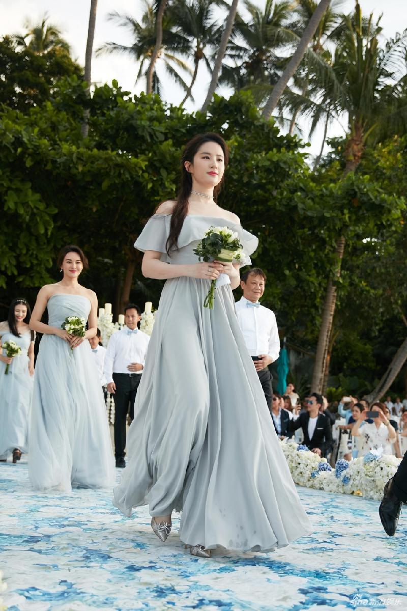 Lễ cưới sao nữ hạng B thu hút nhờ Lưu Diệc Phi và dàn phù dâu hình ảnh 3 Lưu Diệc Phi và dàn phù dâu nổi tiếng. Rất nhiều khách mời dự lễ cưới cố gắng chụp lại hình ảnh của những nghệ sĩ hạng A. Sina cho rằng đây là lễ cưới đặc biệt khi dàn phù dâu còn gây chú ý hơn nhân vật chính.