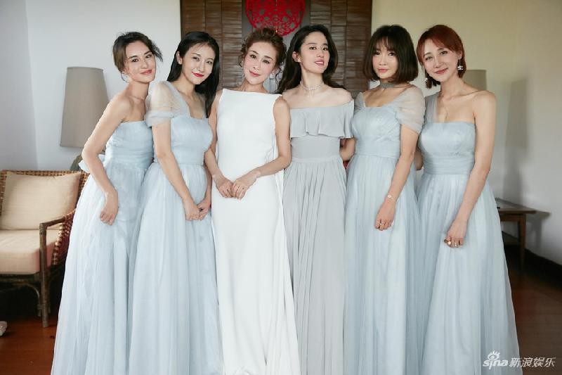 Lễ cưới sao nữ hạng B thu hút nhờ Lưu Diệc Phi và dàn phù dâu hình ảnh 4 Chu Dương chụp ảnh cùng những người bạn thân trong ngày cưới.