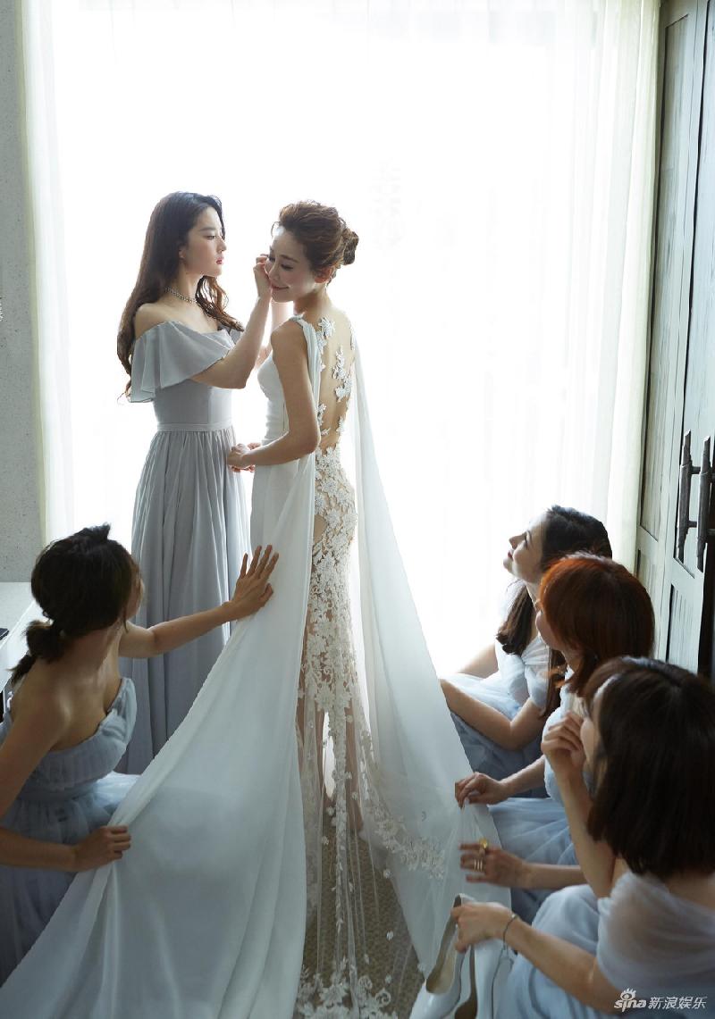 Lễ cưới sao nữ hạng B thu hút nhờ Lưu Diệc Phi và dàn phù dâu hình ảnh 6 Khoảnh khắc đẹp của cô dâu bên những người bạn. Chu Dương diện đầm cưới thiết kế đặc biệt với phần váy phía sau là ren xuyên thấu.