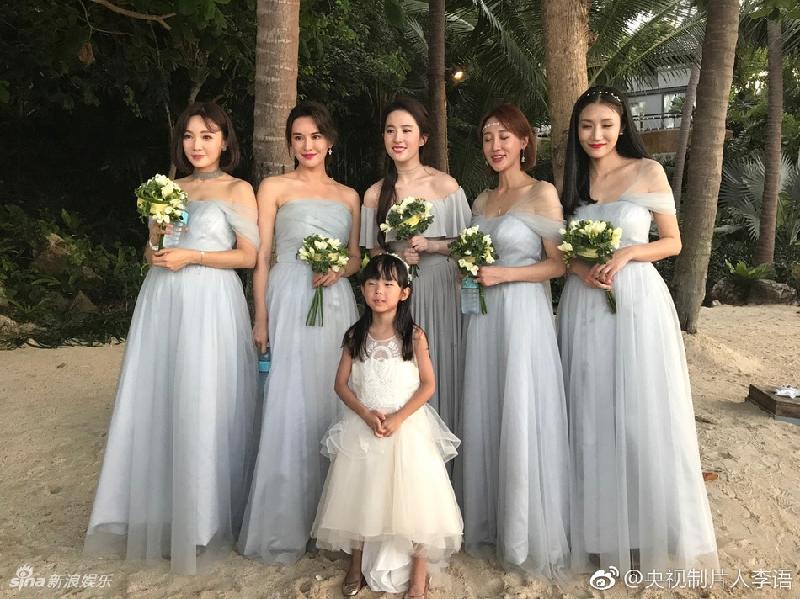 Lễ cưới sao nữ hạng B thu hút nhờ Lưu Diệc Phi và dàn phù dâu hình ảnh 7 Truyền thông cho hay Lưu Diệc Phi đã khóc trong ngày cưới bạn. Gần đây, báo chí đưa tin cô đang lên kế hoạc cho hôn lễ của chính mình và Song Seung Hun.