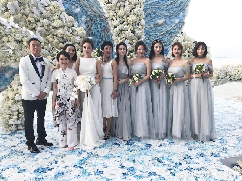 Cô dâu, chú rể chụp ảnh bên dàn phù dâu. Lễ cưới Chu Dương mang đậm màu sắc cổ tích.