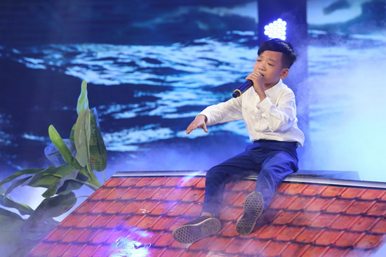 Minh Chiến thể hiện xúc động ca khúc về miền Trung  Tiếp theo là tiết mục của “cậu bé mê hát Rock” Minh Chiến. Khán giả đã rất xúc động với hình ảnh Minh Chiến nhỏ nhắn đứng trên mái nhà, xung quanh là những dòng nước lũ cuồn cuộn. Cậu bé thể hiện ca khúcThương về miền Trung đầy nội lực và tình cảm. 