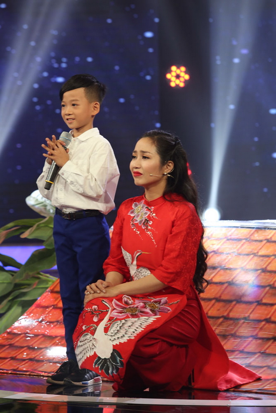Trước hình ảnh cậu bé nhỏ nhắn nhưng chững chạc, MC Ốc Thanh Vân cho biết muốn gọi cậu bé là “anh Minh Chiến” vì quá dễ thương mà rất người lớn. Khi được hỏi cậu bé đã nghĩ gì khi hát ca khúc này, Minh Chiến chia sẻ sự đồng cảm với hoàn cảnh miền Trung bị lũ lụt.