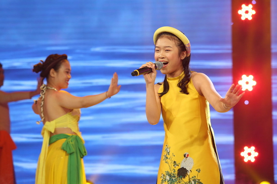 Linh Phương biểu diễn khiến Cẩm Ly phấn khích  Tiếp đến, Linh Phương - đối thủ “nặng kí” của Quỳnh Như đã mang đến rất nhiều bất ngờ cho khán giả với ca khúc Mái đình làng biển. Cô bé trong bộ áo dài miền Bắc cách tân, tự tin biểu diễn cùng vũ đoàn. Giữa bài hát, cô bé còn hò một câu hò Bắc bộ khiến Ban giám khảo bất ngờ. 