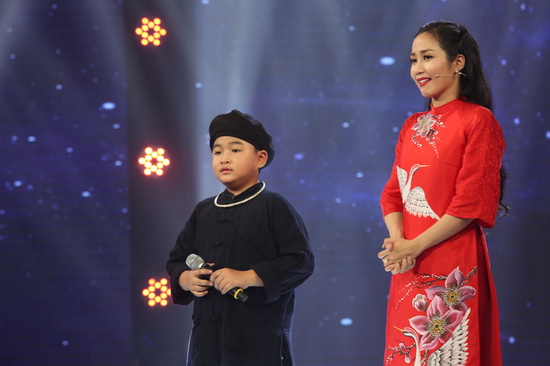 Bên cạnh đó, cô góp ý cho bé cách phát âm tiếng “núi” chuẩn xác ở những đoạn lên cao. Cẩm Ly khuyên thí sinh cố gắng nghe nhịp để hát tốt hơn. Tuy nhiên, Quang Linh lại thể hiện sự thông cảm với thí sinh. Anh chia sẻ rằng các nghệ sĩ lớn hát ca khúc này cũng sẽ gặp vấn đề tương tự. Bài hát rất khó có những quãng âm thanh chênh nhau nhưng đó cũng là sức hấp dẫn cho ca khúc.