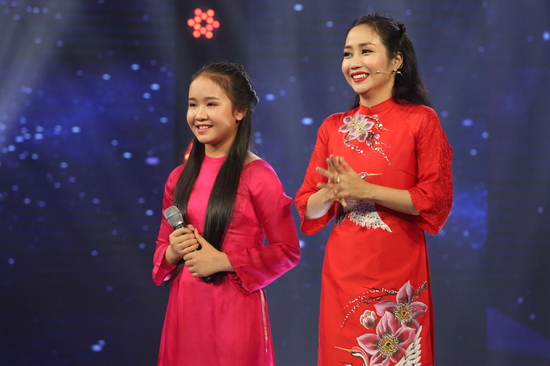 Bên cạnh Linh Phương, NSND Thu Hiền đánh giá Kim Chi sẽ trở thành ngôi sao sáng giá trong tương lai. Tiếp đó, ca sĩ Cẩm Ly chia sẻ đây là tiết mục thứ 2 làm chị phấn khích, chị rất vui vì sự tiến bộ vượt bậc của Kim Chi. Chị nhận xét cách luyến của thí sinh rất tốt làm cho bài hát thêm mềm mại. Cẩm Ly tiết lộ trong bảng đánh giá của mình, chị đã phải ghi: “Giỏi quá Chi ơi!” cho sự tiến bộ vượt bậc của thí sinh nhí. Khi được hỏi đã hát thể loại Bolero được bao lâu, Kim Chi bất ngờ tiết lộ mình đã yêu thích và tập hát dòng nhạc này từ lớp 3 khiến mọi người vô cùng ngạc nhiên.