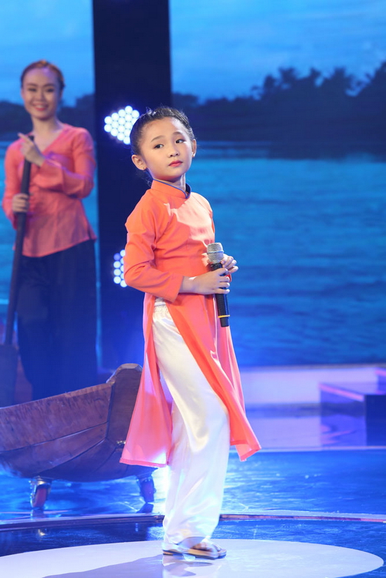 NSND Thu Hiền bày tỏ sự ngạc nhiên khi Nghi Đình chỉ mới 7 tuổi mà đã hát được như thế. Cô nhận định Nghi Đình ngày càng tự tin, hát rất chững chạc, ra đúng màu sắc Nam bộ. 