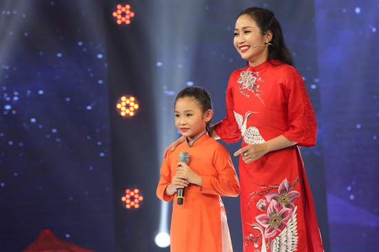 Tiếp đó, giám khảo Quang Linh cho biết anh đã cầm sẵn khăn để lau nước mắt khi nghe Nghi Đình hát. Bên cạnh đó, nam ca sĩ hài hước ví von Nghi Đình như một người phụ nữ Nam bộ có cuộc đời gian truân và khẳng định Nghi Đình “không phải dạng vừa đâu”. MC Ốc Thanh Vân cũng dí dỏm nhận xét ca khúc buồn của Nghi Đình khiến người nghe “lạc trôi” theo dòng đời.