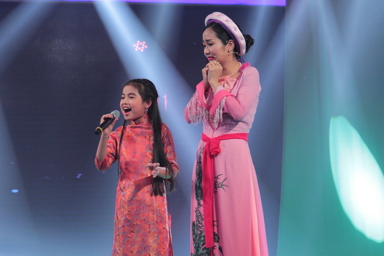 Về phần Quang Linh, nam giám khảo hài hước cho rằng nếu là thí sinh đi thi, gặp phải ca khúc khó như vậy anh sẽ bỏ cuộc ngay khiến khán giả bật cười. Anh đánh giá độ khó của bài hát giống chương trình luyện thanh của học sinh cao cấp trong nhạc viện. Tiếp đó, NSND Thu Hiền chia sẻ cô nhìn nhận Hiền Trân như một ca sĩ chuyên nghiệp thay vì là một thí sinh thi hát, cô đánh giá màn biểu diễn của thí sinh khá hoàn hảo về mọi mặt biểu diễn hấp dẫn, tự tin.