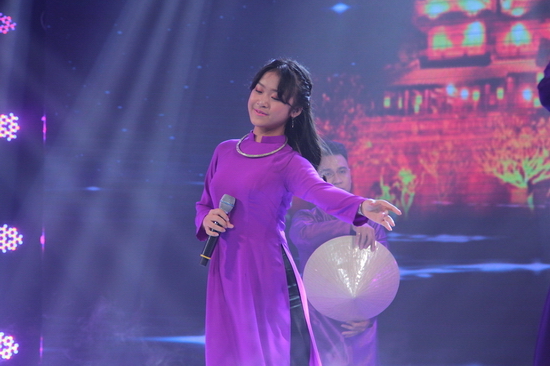 Linh Phương lần đầu “đá chéo sân” với ca khúc Huế trong Thần Tượng Tương Lai  Cuối cùng, khán giả được gặp lại cô bé 12 tuổi đến từ Hải Phòng - Linh Phương, thí sinh từng được NSND Thu Hiền nhận định sẽ trở thành ngôi sao sáng trong tương lai. Ở vòng thi này, Linh Phương sẽ đưa khán giả đến với xứ Huế mộng mơ qua ca khúc quen thuộc – Huế thương. 