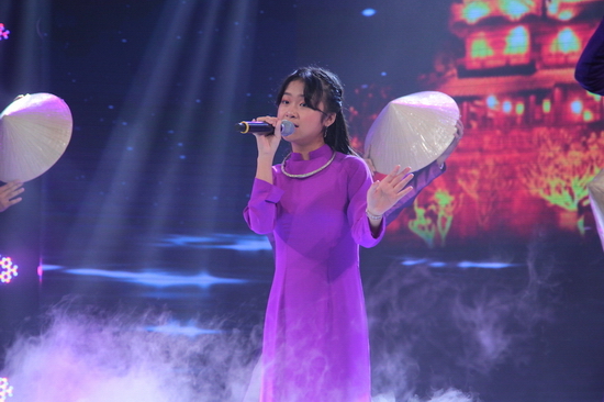 Duyên dáng trong bộ áo dài tím cùng vũ đoàn, Linh Phương tự tin trình diễn phần thi với giọng hát truyền cảm, sâu lắng. Kết thúc phần thi, khi được MC Ốc Thanh Vân hỏi những khó khăn khi luyện tập bài hát, cô bé rụt rè thừa nhận rằng ca khúc này khá khó ở phần phát âm, giai điệu luyến láy và vì em chưa từng hát ca khúc miền Trung.