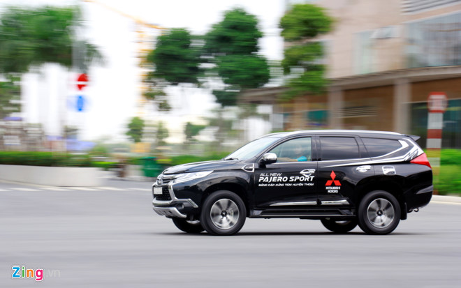 Pajero Sport được mệnh danh là ông vua địa hình nhờ gầm cao và vững chắc. Ảnh: 