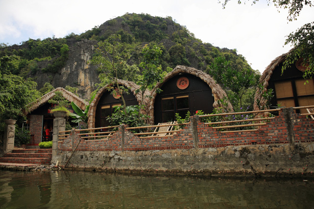 Những khu nghỉ dưỡng thân thiện với môi trường nằm ngay bên dòng suối, dựa lưng vào núi.