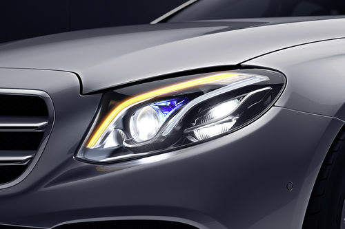 Mercedes ra mắt E250 và E300 lắp ráp tại Việt Nam