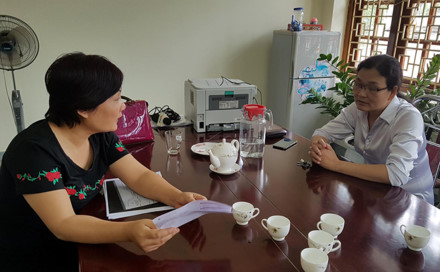 Bà Hồng (trái) đang chất vấn bà Loan về những cuốn sổ tiết kiệm trị giá 1 triệu đồng. Ảnh: L.N