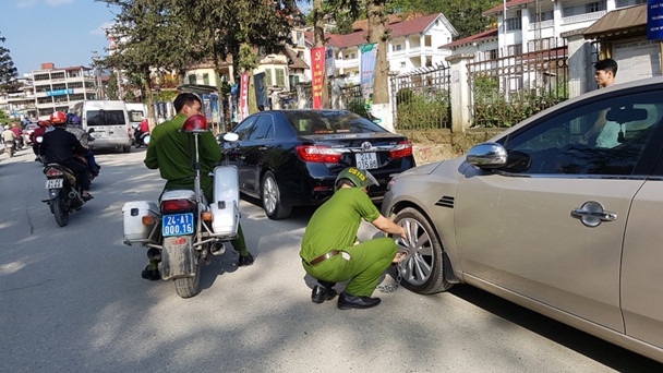 Thiếu thốn chỗ đỗ xe là vậy, nhưng lực lượng chức năng địa phương lại tỏ ra vô cùng hăng hái trong việc xử lý vi phạm. Trong ảnh là một chiếc xe đang bị khóa bánh.