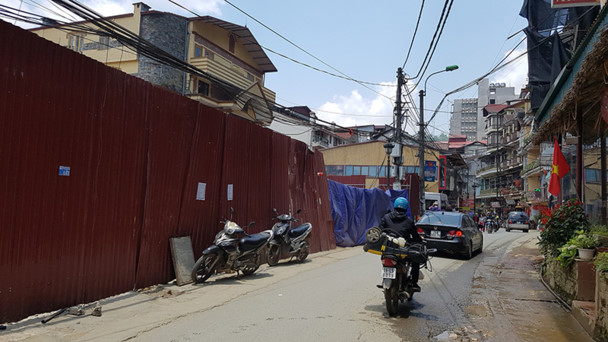 Khắp nơi, chỗ nào có đất trống là thấy cảnh quây tôn để xây nhà bên trong.