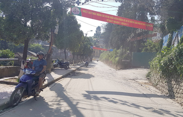 Cả thị trấn như một đại công trường, kết hợp với đường xá xuống cấp, khiến cả Sa Pa giờ đây chìm nghỉm trong khói bụi, nóng nực và ngột ngạt.