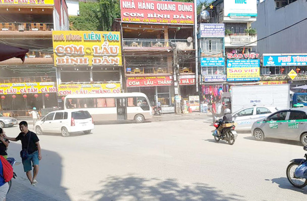 Cuối cùng thì du khách cũng thẫn thờ nhận ra cái thứ vật chất màu bàng bạc, phủ mờ khu vực tâm thị trấn Sa Pa bất kể ngày hay đêm, chẳng phải là sương lạnh mà là... bụi.