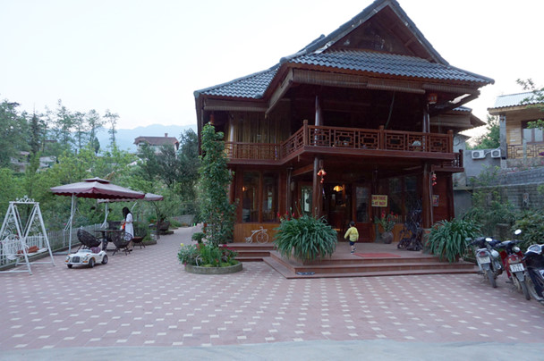 Vì quá ngột ngạt, nhiều khách du lịch lên Sa Pa chọn cách ở xa trung tâm ồn ào, trong những căn nhà gỗ. Theo quan điểm của họ, chỉ có ở những nơi như này, họ mới tìm lại được chút cảm giác của một Sa Pa năm nào... (Ảnh: LN.)