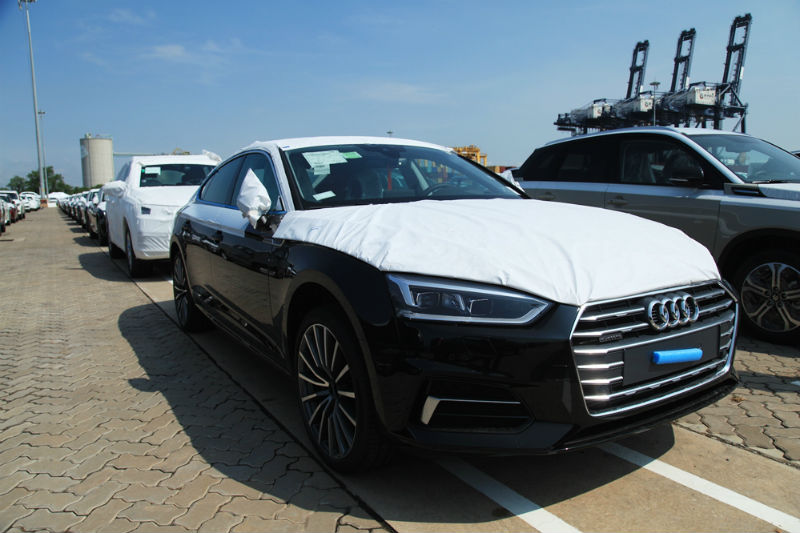 Về ngoại thất, mẫu A5 Sportback mới trông lớn hơn phiên bản tiền nhiệm. Nội thất cũng có thêm nhiều cải tiến đáng kể. Lô xe A5 Sportback mới đầu tiên sẽ xuất hiện tại Việt Nam trong sự kiện APEC 2017 với phiên bản giới hạn có ngoại thất màu đen và trang bị vành 19 inch.