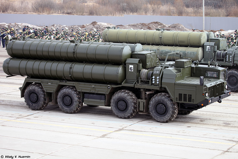 Tên lửa phòng không tầm siêu xa S-400 Triumf.