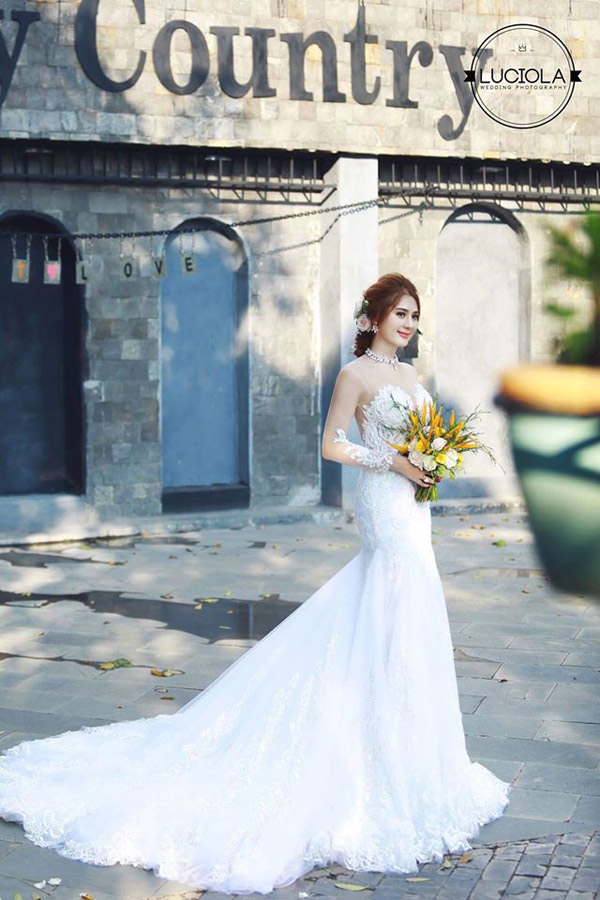 Khi được hỏi có lo sợ chàng trai đến với mình vì sự nổi tiếng và vật chất, Lâm Khánh Chi chia sẻ, hai người đến với nhau không xem trọng tiền bạc, địa vị và vật chất.