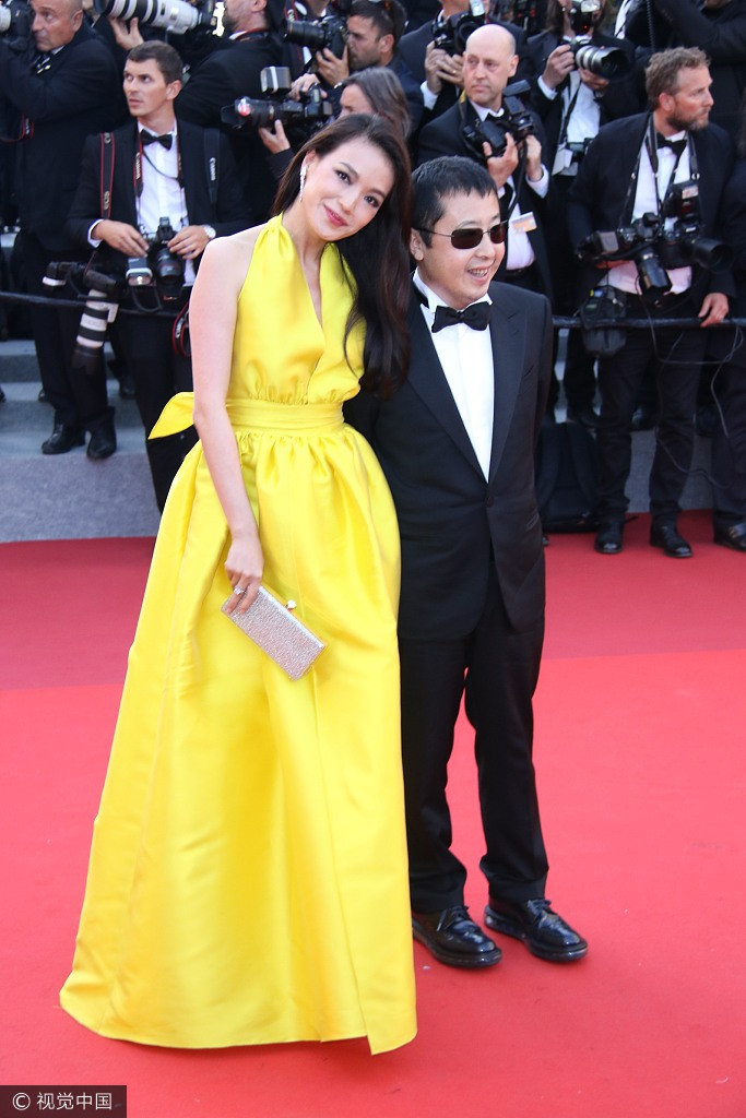 Chiều 23/5 (theo giờ địa phương), sự kiện thảm đỏ kỷ niệm 70 năm thành lập LHP Cannes diễn ra tại thành phố biển miền nam nước Pháp. Thư Kỳ là khách mời danh dự tại sự kiện. Minh tinh Đài Loan diện đầm khoét cổ sâu khi tạo dáng trên thảm đỏ.