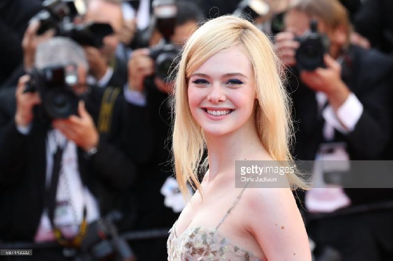 Vẻ đẹp rạng rỡ của Elle Fanning trước ống kính. Minh tinh 19 tuổi Hollywood được khen có gu thời trang tinh tế.