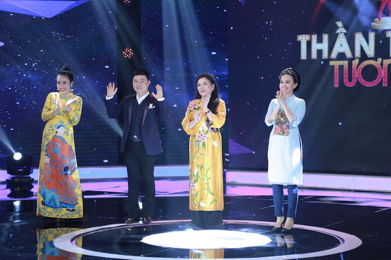 Bộ ba giám khảo và MC Ốc Thanh Vân