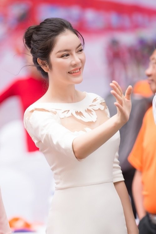 Ngọc Trinh, Lý Nhã Kỳ, Thu Minh, Chi Pu, Quỳnh Chi, Lều Phương Anh, Thu Hoài, Nguyễn Thị Thành Ngọc Trinh, Lý Nhã Kỳ, Thu Minh, Chi Pu, Quỳnh Chi, Lều Phương Anh, Thu Hoài, Nguyễn Thị Thành