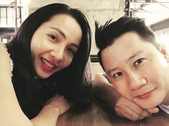 Vợ chồng ca sĩ Hoàng Bách rủ nhau đi xem phim buổi sáng. Anh hóm hỉnh hỏi người hâm mộ: “Dắt nhau đi xem phim sáng sớm có bị coi là hâm không nhỉ?”. Ngay sau đó, trong phần bình luận, bà xã Thanh Thảo hài hước đùa: “Đúng hâm, đang đi làm bắt đi xem phim. Cơ mà xem phim xuất sớm nhất thích thật, bao rạp, sướng”.
