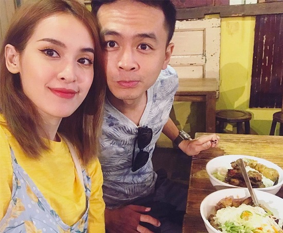 Vợ chồng Tú Vi - Văn Anh tình cảm đi ăn uống trong chuyến công tác kết hợp đi du lịch ở Singapore. Cô khoe: “Em gái mặt nọng cùng chồng ăn trưa, đi Singapore ăn bún chả Hà Nội”.