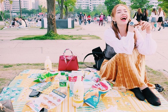 Minh Hằng tươi rói trong bức ảnh chia sẻ tới người hâm mộ. Nữ ca sĩ bật mí: “Cười vậy là có lố lắm không, bao nhiêu răng em khoe hết rồi. Muốn trẻ khoẻ hãy cười như em”.