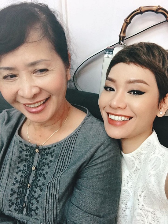 Trà My Idol khoe mẹ trẻ trung với gương mặt phúc hậu. Cả hai mẹ con được khen ngợi có nụ cười giống nhau.