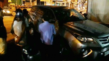 Nhóm thanh niên truy đuổi ô tô gây náo loạn trên phố