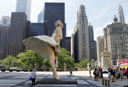 3. Forever Marilyn, Mỹ: Forever Marilyn là bức tượng khổng lồ của nữ diễn viên Marilyn Monroe do nghệ sĩ Seward Johnson thiết kế. Tượng mô phỏng một trong những hình ảnh nổi tiếng của cô trong bộ phim The Seven Year Itch vào năm 1955. Hoàn thành vào năm 2011, bức tượng hiện tại được đặt tại thành phố Palm Springs, bang California.