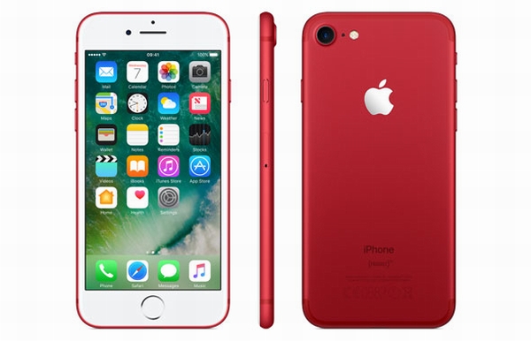 Trong khi iPhone 7 sở hữu màn hình 4,7 inch thì “người anh lớn” có kích cỡ 5,5 inch và đi kèm với chúng là RAM 3GB (nhỉnh hơn 2GB của iPhone 7), nguồn pin 2900mAh (trong khi pin iPhone 7 là 1960mAh). Điểm đặc biệt ấn tượng của iPhone 7 Plus so với người em của mình chính là được trang bị thêm một camera 12MP ở mặt sau. Hệ thống camera kép của iPhone 7 Plus bao gồm 1 camera Tele và 1 camera wide, phần mềm sẽ xử lý giúp người dùng có thể chụp tốt trong nhiều tình huống khác nhau. Trên ứng dụng chụp ảnh của iPhone 7 Plus xuất hiện một nút bấm mới, cho phép người dùng chuyển đổi camera được sử dụng để chụp ảnh, với khả năng zoom tối đa lên đến 10x (từ mức độ zoom 2x chuyển sang chế độ zoom bằng phần mềm).