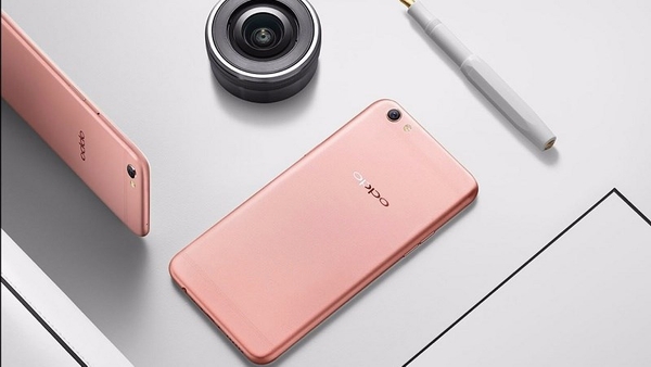 Oppo F3 và F3 Plus: Nếu như Apple và Samsung trình làng “cặp đôi” smartphone tại cùng một thời điểm thì Oppo lại chọn cách tiếp cận khác khi cho “người anh” F3 Plus sinh trước hơn 1 tháng để thăm dò thị trường trước khi tung ra F3. Tuy cùng một dòng nhưng thiết kế của F3 và Oppo F3 Plus không hoàn toàn giống nhau. F3 Plus mang đến cảm giác cao cấp hơn với dải anten mới tinh tế, sự liền mạch từ mặt trước sang mặt sau. Còn F3 cũng rất đẹp, với màn hình cong 2,5D sử dụng kính cường lực Gorilla Glass 5 mới nhất. Tuy nhiên F3 không liền mạch bằng F3 Plus. Điểm khác biệt nữa chính là màn hình, F3 sở hữu màn hình 5.5 inch, trong khi F3 Plus có kích cỡ 6 inch, camera sau của F3 Plus là 16MP còn của F3 là 13MP.