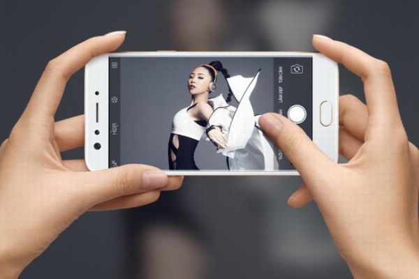 Điểm đặc biệt nhất trên F3 Plus chính là camera selfie kép và thật may là nó cũng xuất hiện trên F3. Với góc camera góc rộng giúp khung hình rộng gấp đôi, bạn có thể bỏ chiếc gậy selfie ở nhà mà không phải lo lắng chụp nhóm đông người không lấy hết được khung cảnh. Ngoài ra chúng còn có camera thứ 2 ở mặt trước độ phân giải 16MP giúp mang tới những bức hình sáng rõ, giảm tối đa nhiễu hạt trong điều kiện trời tối hoặc ánh sáng yếu. F3 có thông số mạnh mẽ gồm bộ vi xử lý tám lõi 1.5GHz, RAM 4G và bộ nhớ trong 64GB và có tới 3 khe cắm cho thẻ nhớ và 2 khay SIM. F3 sẽ bán ra thị trường từ ngày 13/5 với giá 7,49 triệu đồng.