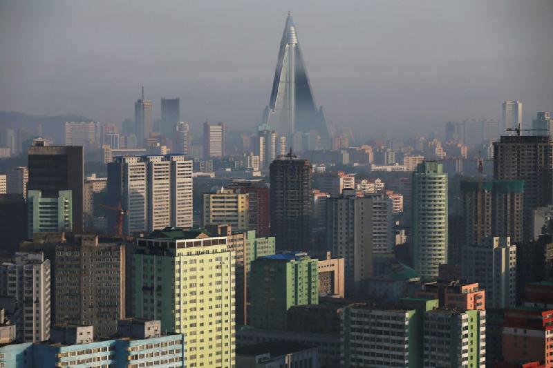 Trên nền trời trung tâm thành phố, khách sạn Ryugyong 105 tầng hiện lên sừng sững. Đây là tòa nhà bị bỏ hoang cao nhất thế giới. Việc thi công khách sạn đã ngừng từ năm 1992.