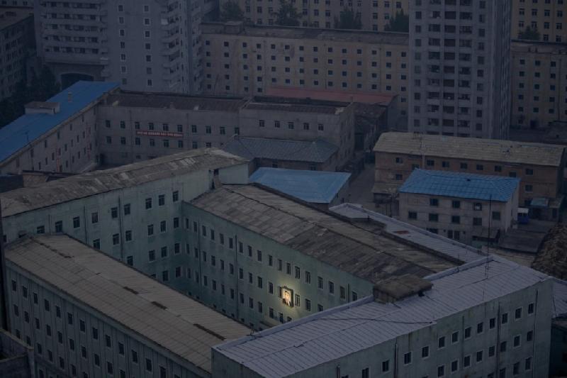 Tuy nhiên, Triều Tiên không có đủ điện nên thường chìm trong bóng tối vào ban đêm. Chỉ có chân dung hai lãnh đạo được thắp sáng.