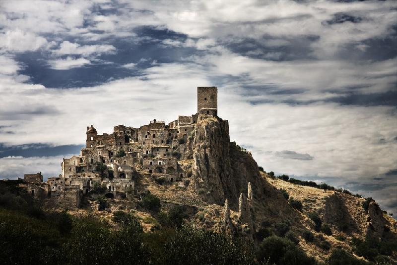 Craco, Italy: Thị trấn ở Craco ở Italy đã không có người sinh sống trong hơn nửa thế kỷ qua. Những khung cửa sổ tối đen nhìn ra du khách như những đôi mắt trống rỗng, cùng các tòa nhà toát lên vẻ lạnh lẽo, ma mị. Ảnh: Allday.