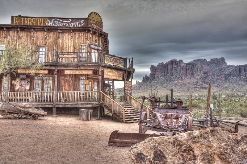 Goldfield, Arizona, Mỹ: Nằm trên một ngọn đồi nhỏ giữa núi Superstition và Goldfield, khu dân cư này hình thành từ năm 1892 khi quặng vàng được phát hiện ở khu vực. Thị trấn từng phát triển cực thịnh, với dân số 1.500 người. Nhưng sau 5 năm, thị trấn đã bị bỏ hoang do nguồn vàng cạn kiệt. Ảnh: Travel Bugster.