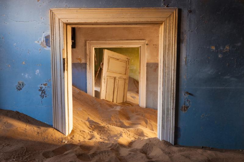 Kolmanskop, Namibia: Kolmanskop từng là một thành phố nhộn nhịp nhờ những người thợ mỏ trong cơn sốt kim cương. Nơi này trở nên vắng bóng người khi nguồn kim cương cạn hết và dần bị cát che phủ. Kolmanskop có không khí kỳ bí, thu hút những người tò mò từ khắp nơi trên thế giới, trong đó có cả những thợ săn ma. Ảnh:Darktourism101/Wordpress.
