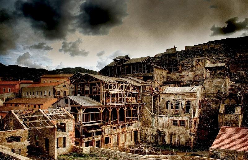 Argentiera, Italy: Thị trấn nhỏ này nằm ở một thung lũng hẹp ở vùng Sassari. Argentiera bị bỏ hoang khi mỏ gần đó đóng cửa vào năm 1963. Những tòa nhà gỗ ở đây chưa sụp đổ, nhưng đã quá cũ và yếu . Ảnh: Tourisminitaly.