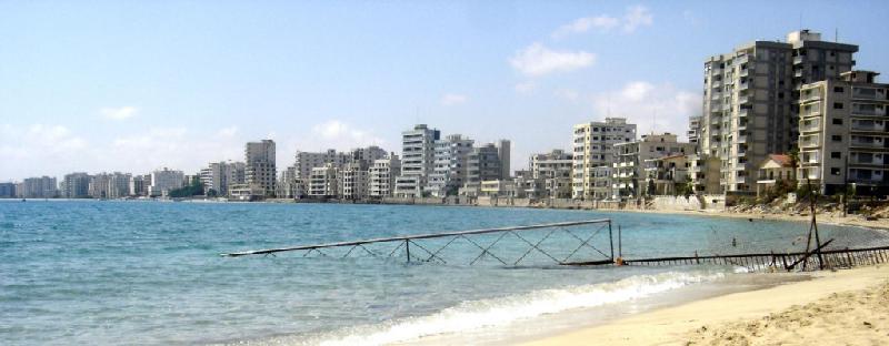 Varosha, Cyprus: Khu nghỉ dưỡng dành cho giới nhà giàu và nổi tiếng này giờ đã trở nên hoang vắng. Các khách sạn sang trọng đổ nát, bị thiên nhiên xâm lấn. Ảnh: Sometimesinteresting.