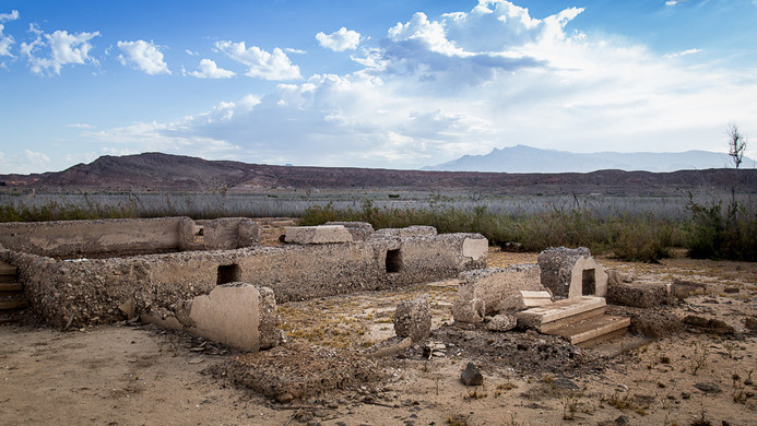 St. Thomas, Nevada, Mỹ: Thị trấn ma này là điểm trung chuyển nhộn nhịp trên đường Arrowhead trước khi bị ngập do nước hồ Mead dâng cao vào thập niên 30. Có lúc, nước dâng cao 18 m trên công trình cao nhất. Ngày nay, nước đã rút và du khách có thể tham quan những di tích còn lại của thị trấn. Ảnh: Atlas Obscura.