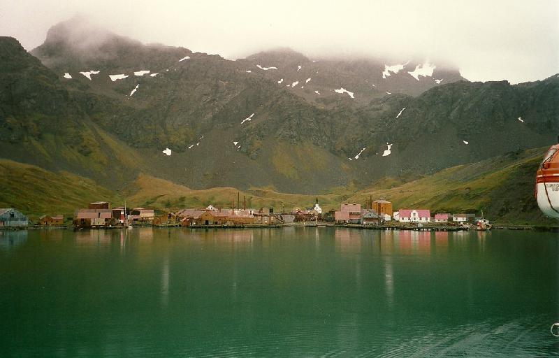 Grytviken, South Georgia: Trạm săn cá voi bị bỏ hoang này được lập ra năm 1904, với số người ở đây lên tới 300 vào thời hoàng kim. Nơi này đóng cửa năm 1966 và trở thành thị trấn hoang lạnh không bóng người. Ảnh: Aah-Yeah/Flickr.